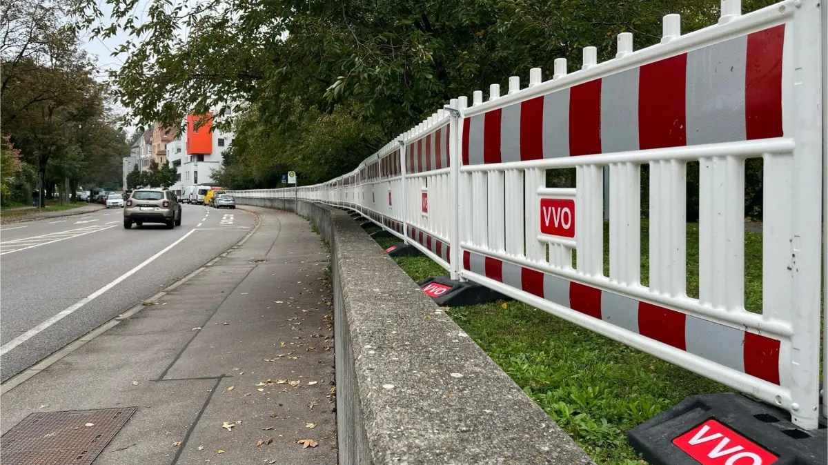 Meterlange zieht sich eine neue Absperrung entlang der Augsburger Straße. Verantwortlich dafür sind die SWU.