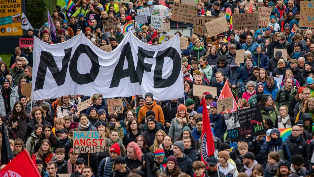 dpatopbilder - 05.10.2024, Baden-Württemberg, Ulm: Unter dem Motto «Klare Kante gegen rechts» beteiligen sich zahlreiche Menschen an einer Demo gegen die AfD und ziehen zu deren Aufstellungsversammlung für die Liste der AfD Baden-Württemberg zur Bundestagswahl. Die Veranstaltung findet auf dem Messegelände von Ulm statt. Foto: Christoph Schmidt/dpa +++ dpa-Bildfunk +++