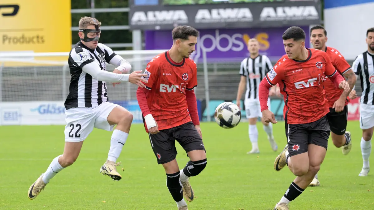 FC 08 Villingen vs. 1.Goeppinger SV, Fussball, Regionalliga Sued-West, 11.Spieltag , Saison 2024/2025 , 05.10.2024 : Luca Maxilimilian Piljek (1.Goeppinger SV, #10) und Henrick Selitaj (1.Goeppinger SV, #25) im Zweikampf mit Albrecht Leon (FC 08 Villingen, #22)
FC 08 Villingen vs. 1.Goeppinger SV
Fussball, Regionalliga Sued-West, 11.Spieltag, Saison 2024/2025, 05.10.2024
Foto: Eibner-Pressefoto / Tobias Baur