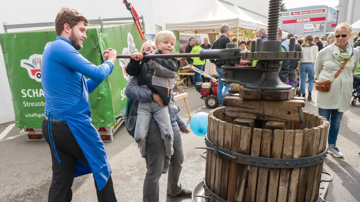 Mössingen, Apfelfest. Beim NABU kann man sehen und erfahren, wie früher der Most gepresst wurde auch wenn man von der Größe her noch Unterstützung braucht.
(Mutter war mit dem Bild einverstanden. )
Aufnahme Klaus Franke 06.10.2024