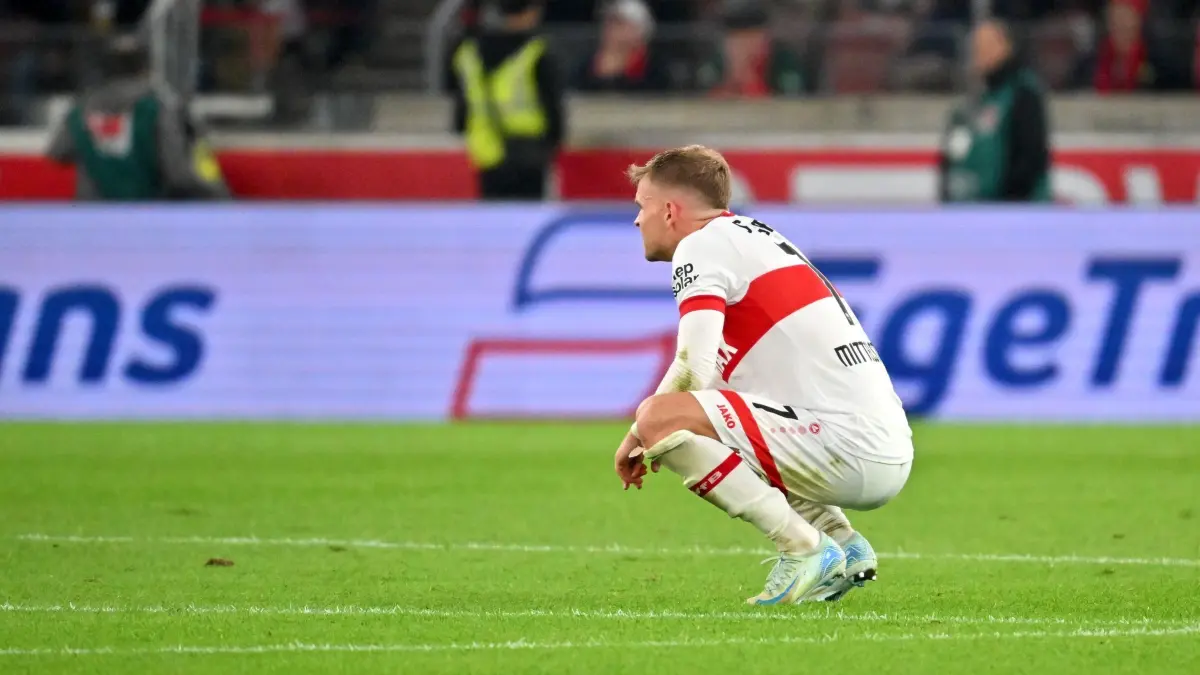 VfB Stuttgart - TSG 1899 Hoffenheim: 06.10.2024, Baden-Württemberg, Stuttgart: Fußball: Bundesliga, VfB Stuttgart - TSG 1899 Hoffenheim, 6. Spieltag, MHPArena. Stuttgarts Maximilian Mittelstädt sitzt am Boden. Foto: Jan-Philipp Strobel/dpa - WICHTIGER HINWEIS: Gemäß den Vorgaben der DFL Deutsche Fußball Liga bzw. des DFB Deutscher Fußball-Bund ist es untersagt, in dem Stadion und/oder vom Spiel angefertigte Fotoaufnahmen in Form von Sequenzbildern und/oder videoähnlichen Fotostrecken zu verwerten bzw. verwerten zu lassen. +++ dpa-Bildfunk +++