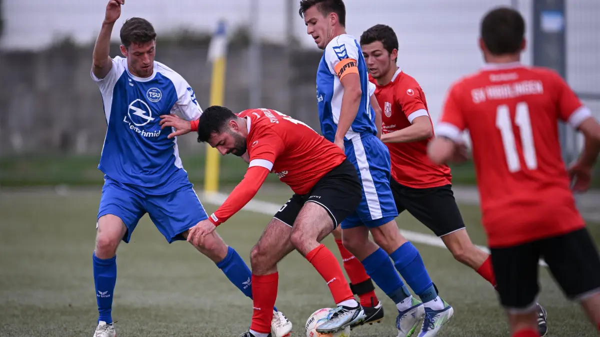 Fussball Kreisliga A 3 Alb 24/25: TSV Lustnau - SV Hirrlingen : Fussball Kreisliga A 3 Alb 2024/2025 06.10.2024
TSV Lustnau - SV Hirrlingen
Pascal Sander (li, TSV Lustnau) gegen Zweifacher Torschuetze Uwe Heckele (Mitte, SV Hirrlingen) sowie Jannik Kienzler (3.v.re, TSV Lustnau)
FOTO: Pressefoto ULMER / Markus Ulmer
xxNOxMODELxRELEASExx