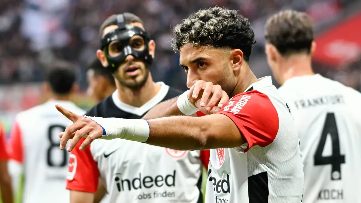 Eintracht Frankfurt - Bayern München: 06.10.2024, Hessen, Frankfurt/M.: Fußball: Bundesliga, Eintracht Frankfurt - Bayern München, 6. Spieltag, Deutsche Bank Park, Frankfurts Omar Marmoush gestikuliert nach seinem Tor zum 1:1. WICHTIGER HINWEIS: Gemäß den Vorgaben der DFL Deutsche Fußball Liga bzw. des DFB Deutscher Fußball-Bund ist es untersagt, in dem Stadion und/oder vom Spiel angefertigte Fotoaufnahmen in Form von Sequenzbildern und/oder videoähnlichen Fotostrecken zu verwerten bzw. verwerten zu lassen. Foto: Uwe Anspach/dpa +++ dpa-Bildfunk +++