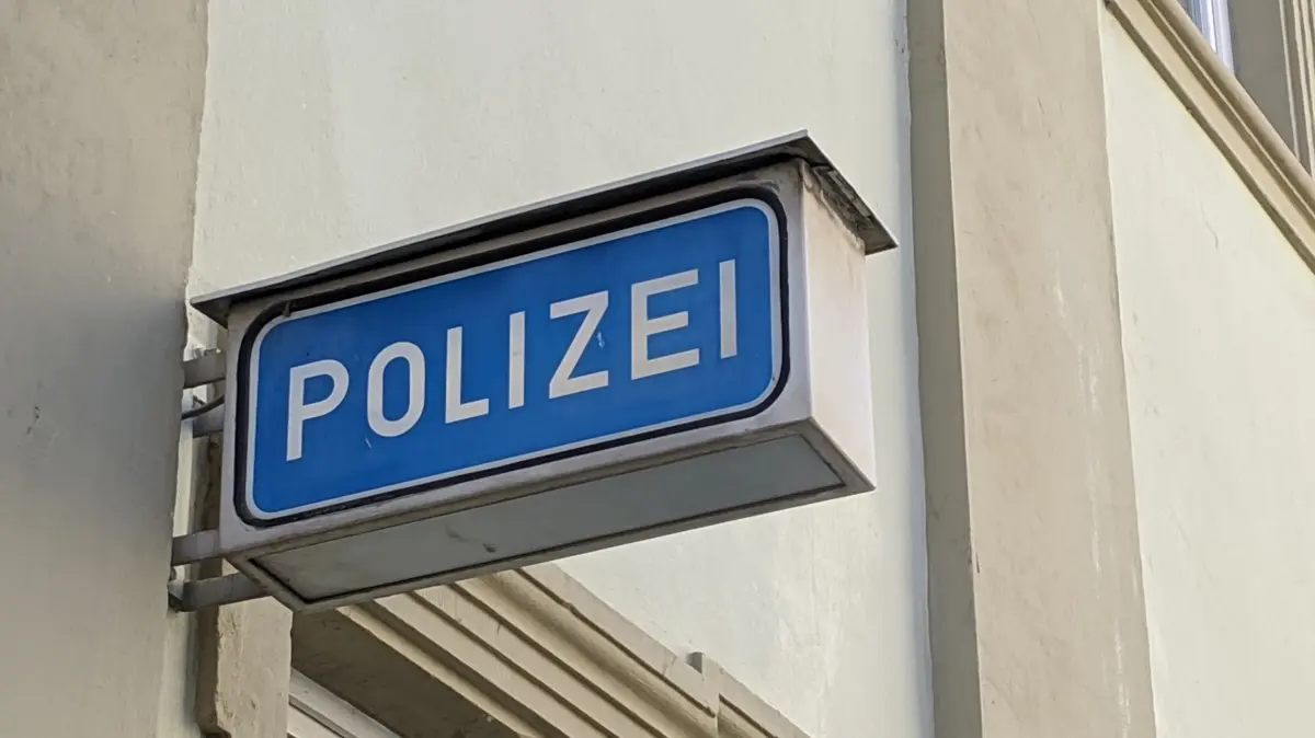 Schild an einem Polizeirevier.
