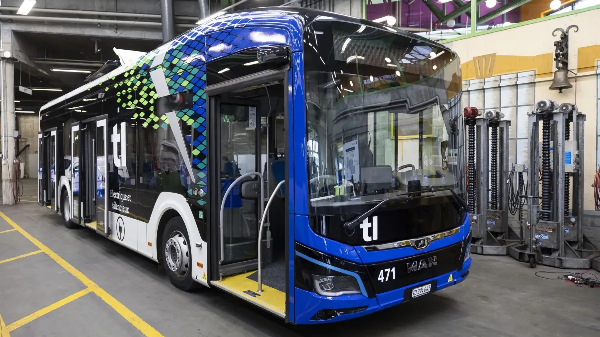 Elektrobus in der Schweiz: 07.10.2024, Schweiz, Renens: Ein elektrischer Bus steht in einer Werkstatt während einer Pressekonferenz der Transports publics de la région lausannoise (TL) . Ziel der TL ist es, das Busnetz der Agglomeration ab 2030 ausschließlich elektrisch zu nutzen. Foto: Cyril Zingaro/KEYSTONE/dpa +++ dpa-Bildfunk +++