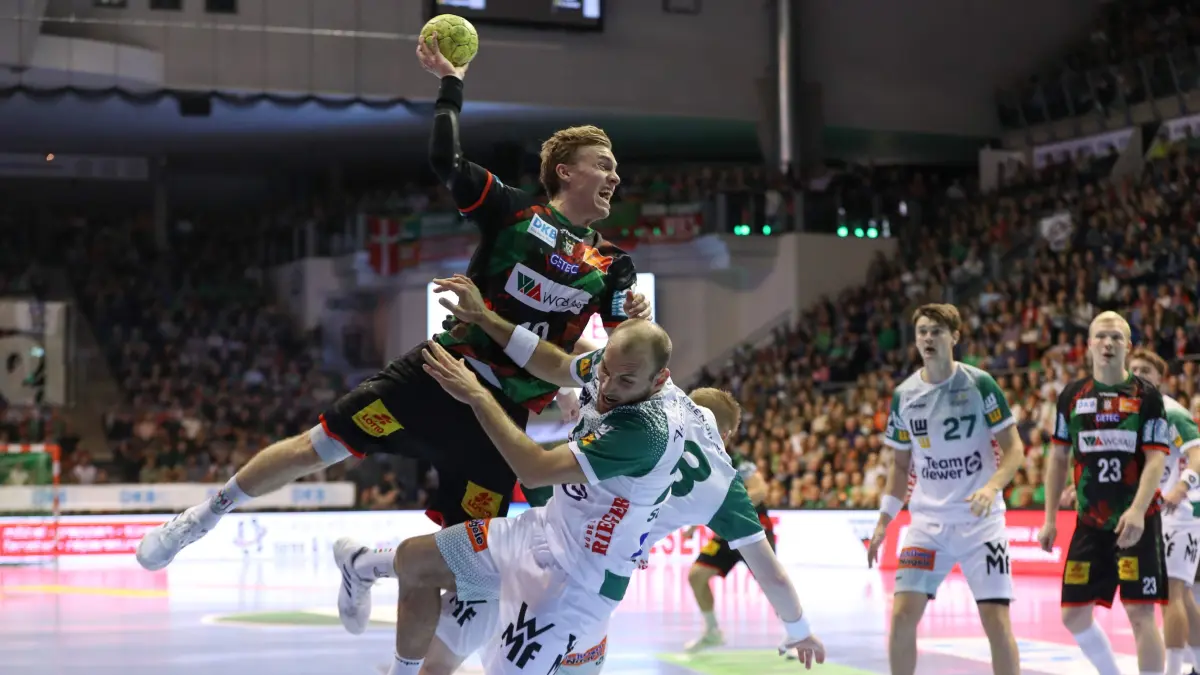 Gisli Kristjansson Marcel Schiller (Goeppingen, 24) Zweikampf, Duell, Kampf, tackle Foto: Franziska Gora/Jan Huebner