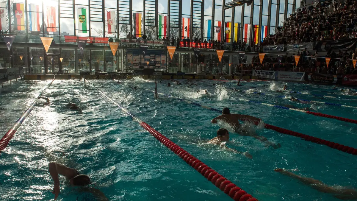 DM Kurzbahn Schwimmen: ARCHIV - 20.11.2015, Nordrhein-Westfalen, Wuppertal: Schwimmen\ Deutsche Kurzbahnmeisterschaften 2015 am 21.11.2015 in der Schwimmoper in Wuppertal. Foto\ Bernd Thissen/dpa (zu dpa: «Kehrtwende: Keine Mittagspause in Wuppertaler Schwimmbad») Foto: Bernd Thissen/dpa +++ dpa-Bildfunk +++