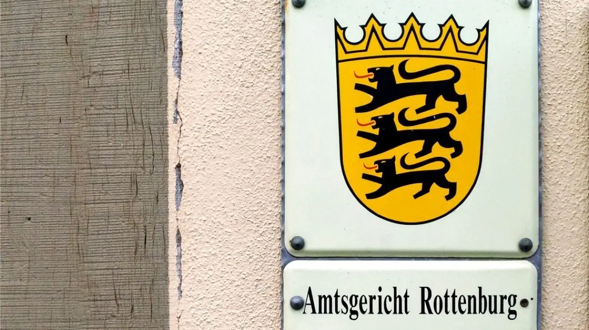 Schild am Eingang des Amtsgericht Rottenburg.