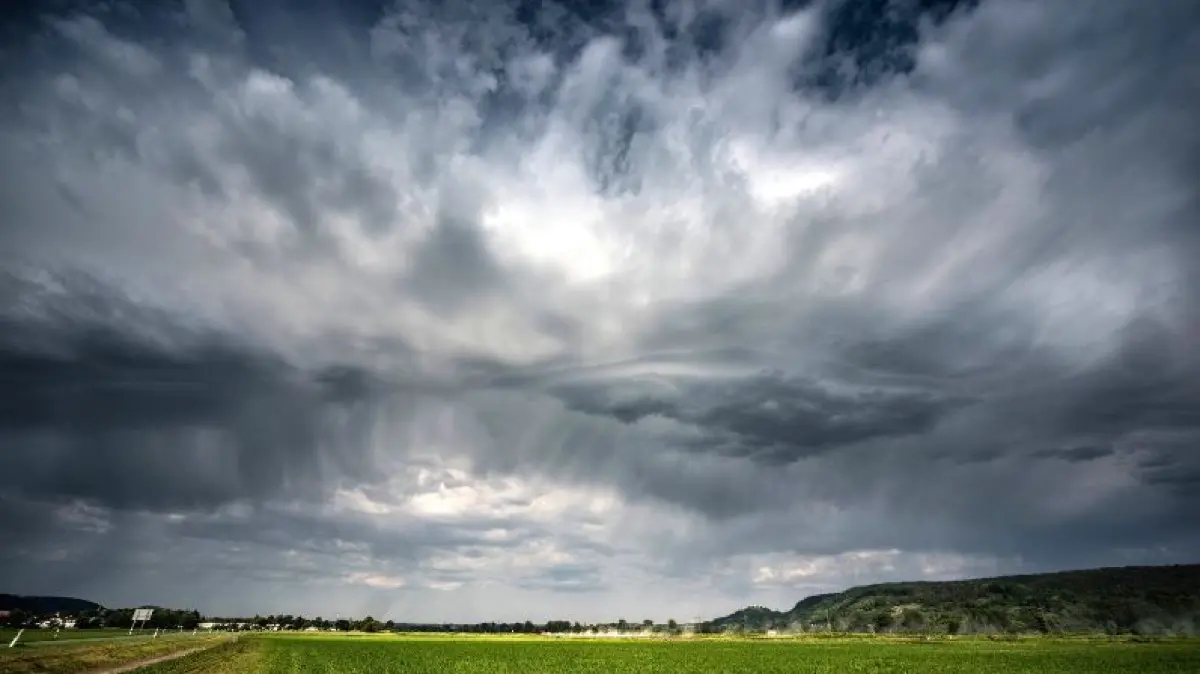 Gewitterwolken am Himmel kündigen ein nahendes Unwetter an.
