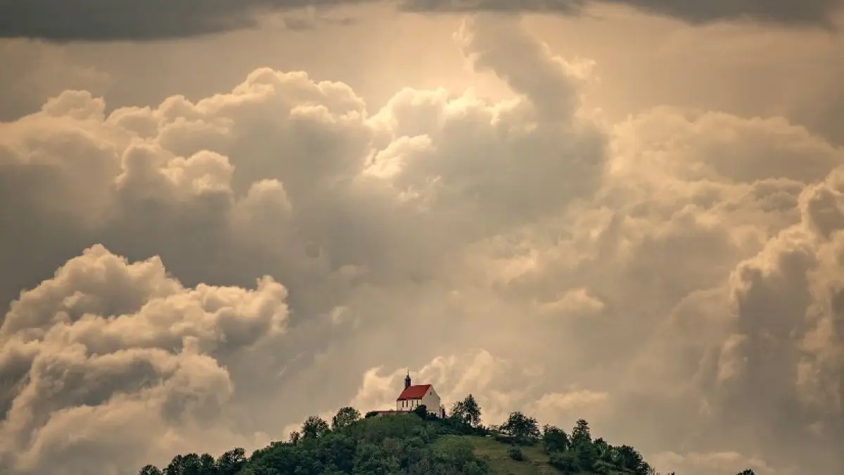 Dunkle Wolken über der Wurmlinger Kapelle