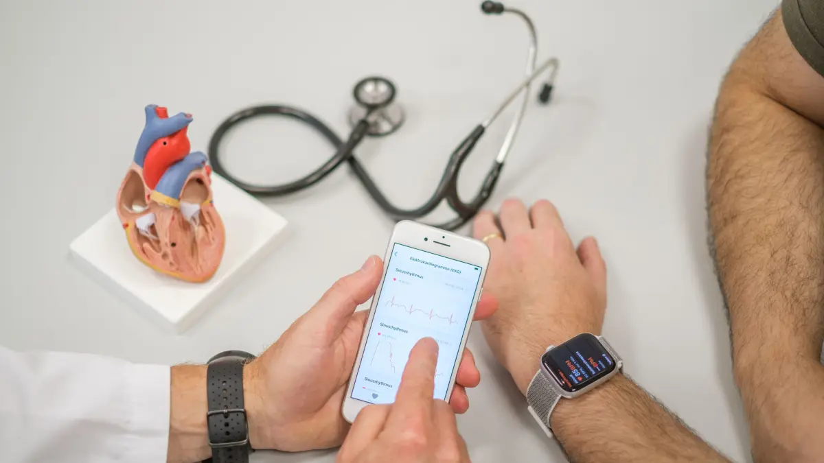 Mit mobilen Endgeräten werden Daten erhoben, die für die Früherkennungvon Gesundheitsrisiken wichtig sind.