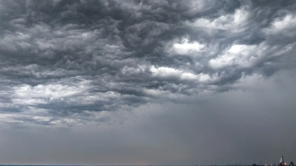 Ein Gewitter mit dunklen Wolken zieht über Duisburg auf (Aufnahme mit Drohne). +++ dpa-Bildfunk +++