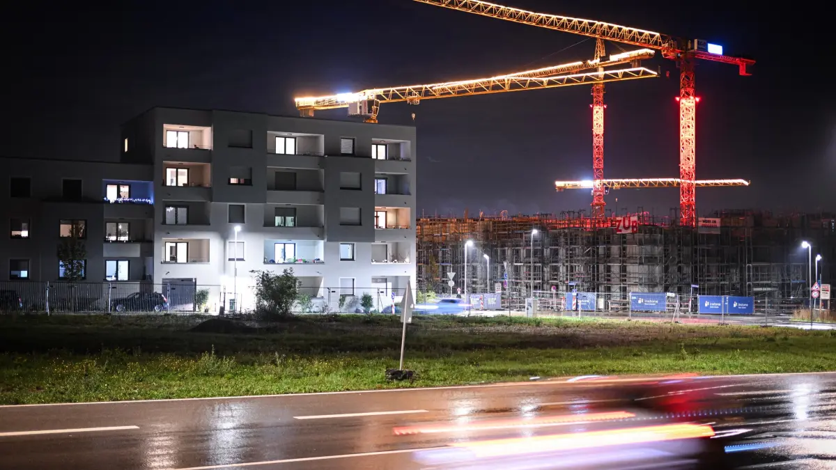 Schmuckbild Bauwirtschaft; beleuchtete Baukraene im ehemaligen DHL - Areal : Rottenburg (Kreis tuebingen) 07.10.2024
Schmuckbild Bauwirtschaft; beleuchtete Baukraene im ehemaligen DHL - Areal
FOTO: Pressefoto ULMER / Markus Ulmer
xxNOxMODELxRELEASExx