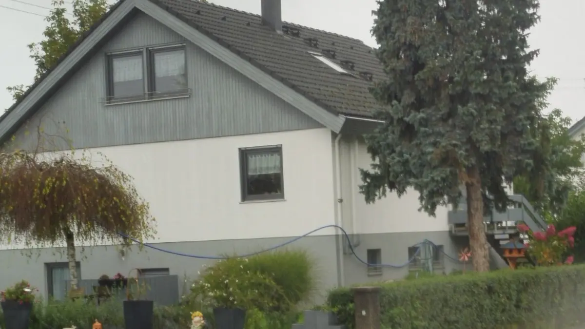 Eigentlich sind die Baumaßnahmen für die neue Hauptwasserleitung in Mühlheim abgeschlossen. Noch können die Haushalte aber nicht angeschlossen werden. Sie werden daher über eine „Notleitung“ versorgt. ⇥Foto: Hartmut Polet