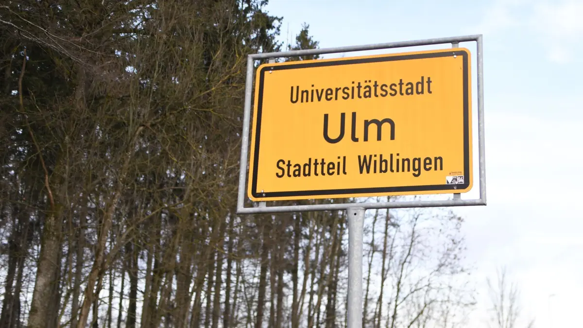 15-Jähriger würgt Gleichaltrige: ARCHIV - 29.12.2023, Baden-Württemberg, Ulm: Das Ortsschild des Ulmer Teilorts Wiblingen. Dort soll in einem Waldstück ein 15-Jähriger seine gleichaltrige Freundin so sehr gewürgt haben, dass sie an den Folgen starb. Nun wird das Urteil im Prozess gegen den Teenager erwartet. (zu dpa: «Teenager wegen Totschlags vor Gericht - Urteil erwartet») Foto: Jason Tschepljakow/dpa +++ dpa-Bildfunk +++