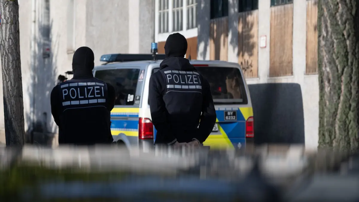 Razzia gegen georgische Diebesbande: 09.10.2024, Baden-Württemberg, Reutlingen: Einsatzkräfte der Polizei stehen im Rahmen eines Einsatzes gegen eine georgische Hehlerbande vor einem Gebäude in der Innenstadt. In Baden-Württemberg, Hamburg und Berlin sind sechs Objekte durchsucht und zwölf Menschen festgenommen worden. Die georgischen Staatsbürger sollen sich zu einer Bande zusammengeschlossen haben, um von ihren Landsleuten in Deutschland gestohlene Waren entgegenzunehmen und diese nach Italien beziehungsweise Georgien zu transportieren. Foto: Marijan Murat/dpa +++ dpa-Bildfunk +++