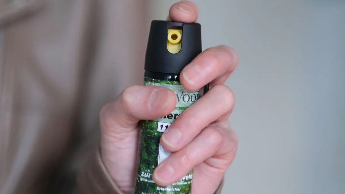 ARCHIV - 13.06.2024, Baden-Württemberg, Stuttgart: Eine Hand hält eine Kartusche mit Pfefferspray. (zu dpa: «Attacke gegen Hundehalter: Angeklagter gibt Notwehrlage an») Foto: Bernd Weißbrod/dpa +++ dpa-Bildfunk +++