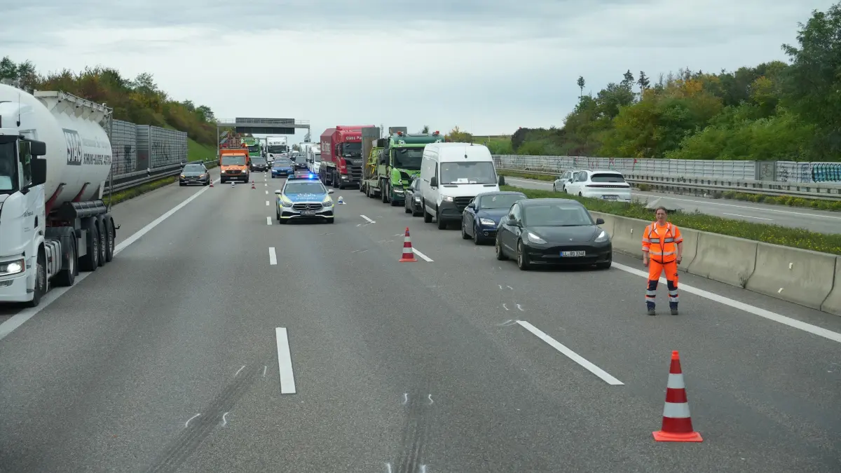 Leonberg: Lkw kollidiert mit Wohnwagengespann -Wohnwagen kippt zur Seite : Vermutlich aufgrund von einem Spurwechsel kam es am Mittwochnachmittag auf der A8 kurz vor Leonberg West zu einem Verkehrsunfall mit einem Lkw und einem Wohnwagengespann. Wie die Polizei berichtet, wollte der LKW die Fahrstreifen wechseln und uebersah hierbei den Mercedes mit seinem Wohnwagen. Durch die Kollision kippte der Wohnwagen zur Seite. Auch der Mercedes und der Lkwwurden beschaedigt. Der Wohnwagen und der Mercedes mussten abgeschleppt werden. Die Autobahn musste fuer die Bergungsarbeiten mehrmals voll gesperrt werden. Verletzt wurde niemand. I