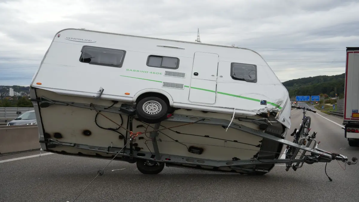 Leonberg: Lkw kollidiert mit Wohnwagengespann -Wohnwagen kippt zur Seite : Vermutlich aufgrund von einem Spurwechsel kam es am Mittwochnachmittag auf der A8 kurz vor Leonberg West zu einem Verkehrsunfall mit einem Lkw und einem Wohnwagengespann. Wie die Polizei berichtet, wollte der LKW die Fahrstreifen wechseln und uebersah hierbei den Mercedes mit seinem Wohnwagen. Durch die Kollision kippte der Wohnwagen zur Seite. Auch der Mercedes und der Lkwwurden beschaedigt. Der Wohnwagen und der Mercedes mussten abgeschleppt werden. Die Autobahn musste fuer die Bergungsarbeiten mehrmals voll gesperrt werden. Verletzt wurde niemand. I