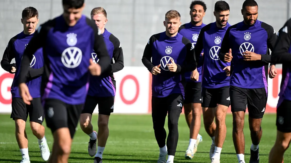 Nationalmannschaft - Training: 09.10.2024, Bayern, Herzogenaurach: Fußball, Nationalmannschaft, vor den Nations-League-Spielen, Deutschland, Training, die deutschen Spieler laufen während des Trainings. Foto: Armin Weigel/dpa +++ dpa-Bildfunk +++