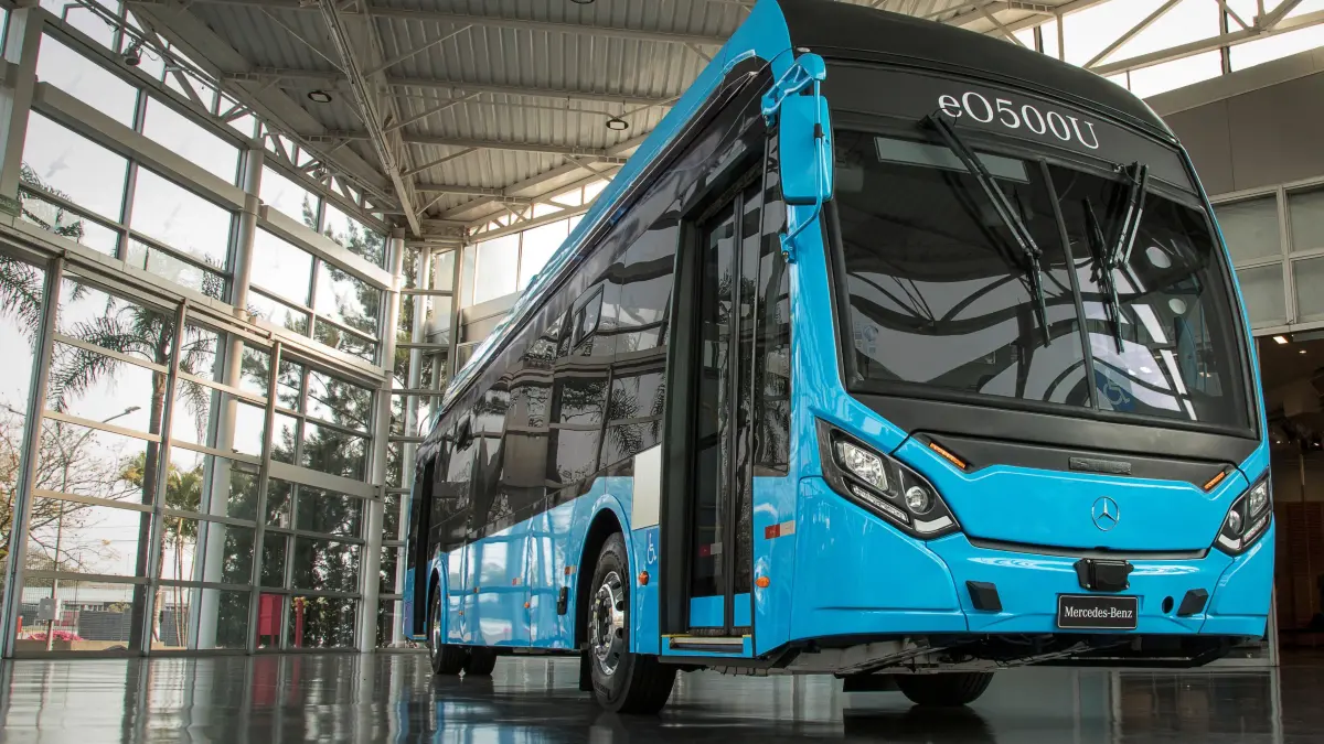 Mercedes-Benz do Brasil, vollelektrisches Busfahrgestell eO500U. Das Low-Floor-Fahrzeug kann Stadtbus-Aufbauten mit einer Länge von bis zu 13,2 Metern aufnehmen und bietet Platz für bis zu 86 Fahrgäste
Mercedes-Benz do Brasil, all-electric bus chassis eO500U. The low-floor vehicle can accommodate city bus bodies with a length of up to 13.2 meters and offers space for up to 86 passengers