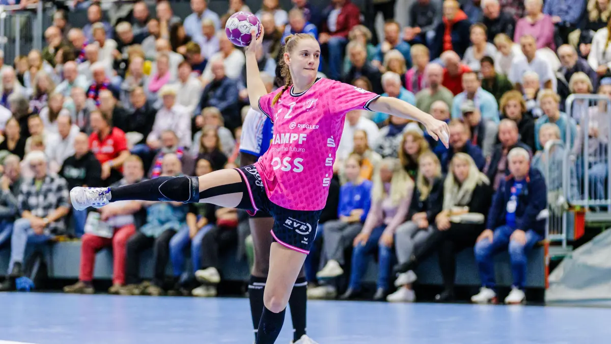GER, HSG Blomberg-Lippe vs. TuS Metzingen, Handball, 1. Bundesliga Frauen, 4. Spieltag, Spielzeit 2024/2025, 09.10.2024: Selina Kalmbach (TuS Metzingen, #02) beim Siebenmeter / 7 Meter Wurf
GER, HSG Blomberg-Lippe vs. TuS Metzingen, Handball, 1. Bundesliga Frauen, 4. Spieltag, Spielzeit 2024/2025, 09.10.2024
Foto: Eibner-Pressefoto / Jan Rollinger