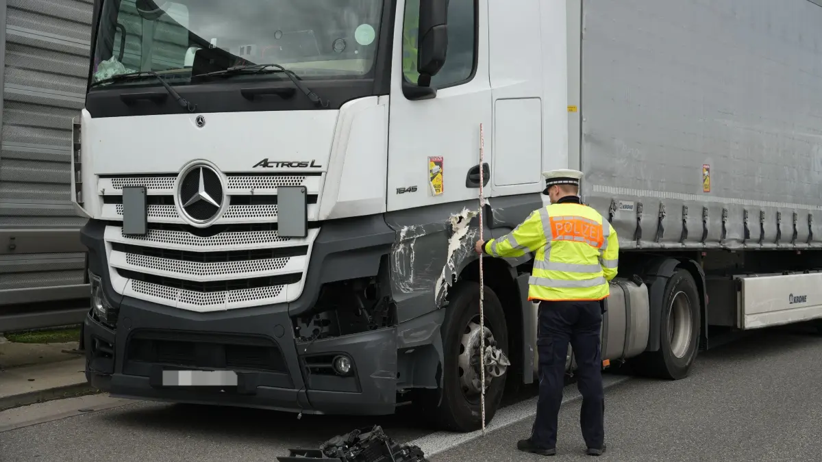 Leonberg: Lkw kollidiert mit Wohnwagengespann -Wohnwagen kippt zur Seite : Vermutlich aufgrund von einem Spurwechsel kam es am Mittwochnachmittag auf der A8 kurz vor Leonberg West zu einem Verkehrsunfall mit einem Lkw und einem Wohnwagengespann. Wie die Polizei berichtet, wollte der LKW die Fahrstreifen wechseln und uebersah hierbei den Mercedes mit seinem Wohnwagen. Durch die Kollision kippte der Wohnwagen zur Seite. Auch der Mercedes und der Lkwwurden beschaedigt. Der Wohnwagen und der Mercedes mussten abgeschleppt werden. Die Autobahn musste fuer die Bergungsarbeiten mehrmals voll gesperrt werden. Verletzt wurde niemand. I