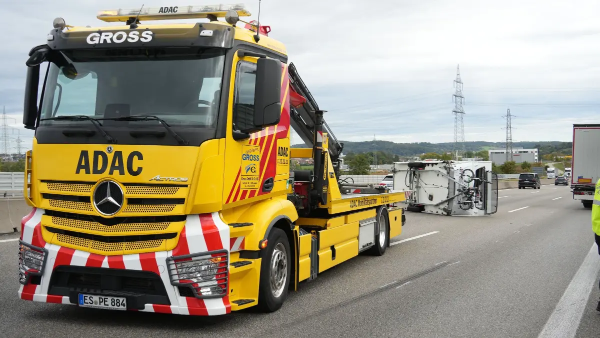 Leonberg: Lkw kollidiert mit Wohnwagengespann -Wohnwagen kippt zur Seite : Vermutlich aufgrund von einem Spurwechsel kam es am Mittwochnachmittag auf der A8 kurz vor Leonberg West zu einem Verkehrsunfall mit einem Lkw und einem Wohnwagengespann. Wie die Polizei berichtet, wollte der LKW die Fahrstreifen wechseln und uebersah hierbei den Mercedes mit seinem Wohnwagen. Durch die Kollision kippte der Wohnwagen zur Seite. Auch der Mercedes und der Lkwwurden beschaedigt. Der Wohnwagen und der Mercedes mussten abgeschleppt werden. Die Autobahn musste fuer die Bergungsarbeiten mehrmals voll gesperrt werden. Verletzt wurde niemand. I