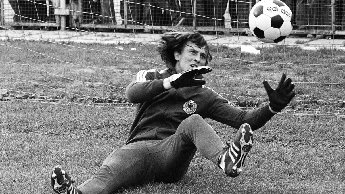 Dieter Burdenski mit 73 Jahren gestorben: ARCHIV - 01.04.1979, Türkei, Izmir: Der damalige deutsche Torhüter Dieter Burdenski beim Aufwärmen vor seinem vierten Länderspieleinsatz. Werder Bremens Rekordspieler Dieter Burdenski ist im Alter von 73 Jahren in seiner Heimatstadt an der Weser gestorben, wie der Fußball-Bundesligist mit Bezug auf die Familie mitteilte. (nur s/w) (zu dpa: «Werder-Rekordspieler Dieter Burdenski gestorben») Foto: Roland Witschel/dpa +++ dpa-Bildfunk +++