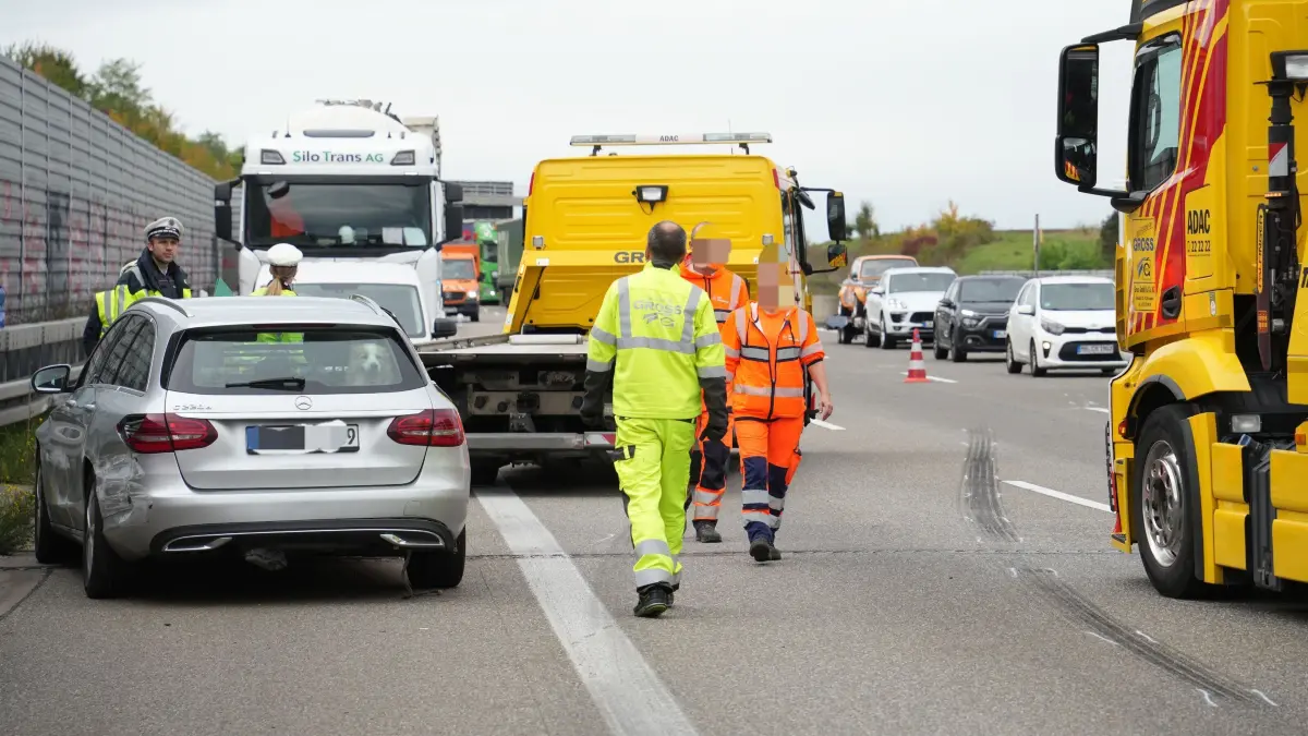 Leonberg: Lkw kollidiert mit Wohnwagengespann -Wohnwagen kippt zur Seite : Vermutlich aufgrund von einem Spurwechsel kam es am Mittwochnachmittag auf der A8 kurz vor Leonberg West zu einem Verkehrsunfall mit einem Lkw und einem Wohnwagengespann. Wie die Polizei berichtet, wollte der LKW die Fahrstreifen wechseln und uebersah hierbei den Mercedes mit seinem Wohnwagen. Durch die Kollision kippte der Wohnwagen zur Seite. Auch der Mercedes und der Lkwwurden beschaedigt. Der Wohnwagen und der Mercedes mussten abgeschleppt werden. Die Autobahn musste fuer die Bergungsarbeiten mehrmals voll gesperrt werden. Verletzt wurde niemand. I