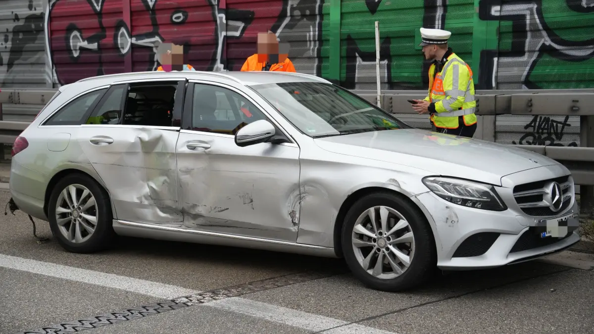 Leonberg: Lkw kollidiert mit Wohnwagengespann -Wohnwagen kippt zur Seite : Vermutlich aufgrund von einem Spurwechsel kam es am Mittwochnachmittag auf der A8 kurz vor Leonberg West zu einem Verkehrsunfall mit einem Lkw und einem Wohnwagengespann. Wie die Polizei berichtet, wollte der LKW die Fahrstreifen wechseln und uebersah hierbei den Mercedes mit seinem Wohnwagen. Durch die Kollision kippte der Wohnwagen zur Seite. Auch der Mercedes und der Lkwwurden beschaedigt. Der Wohnwagen und der Mercedes mussten abgeschleppt werden. Die Autobahn musste fuer die Bergungsarbeiten mehrmals voll gesperrt werden. Verletzt wurde niemand. I