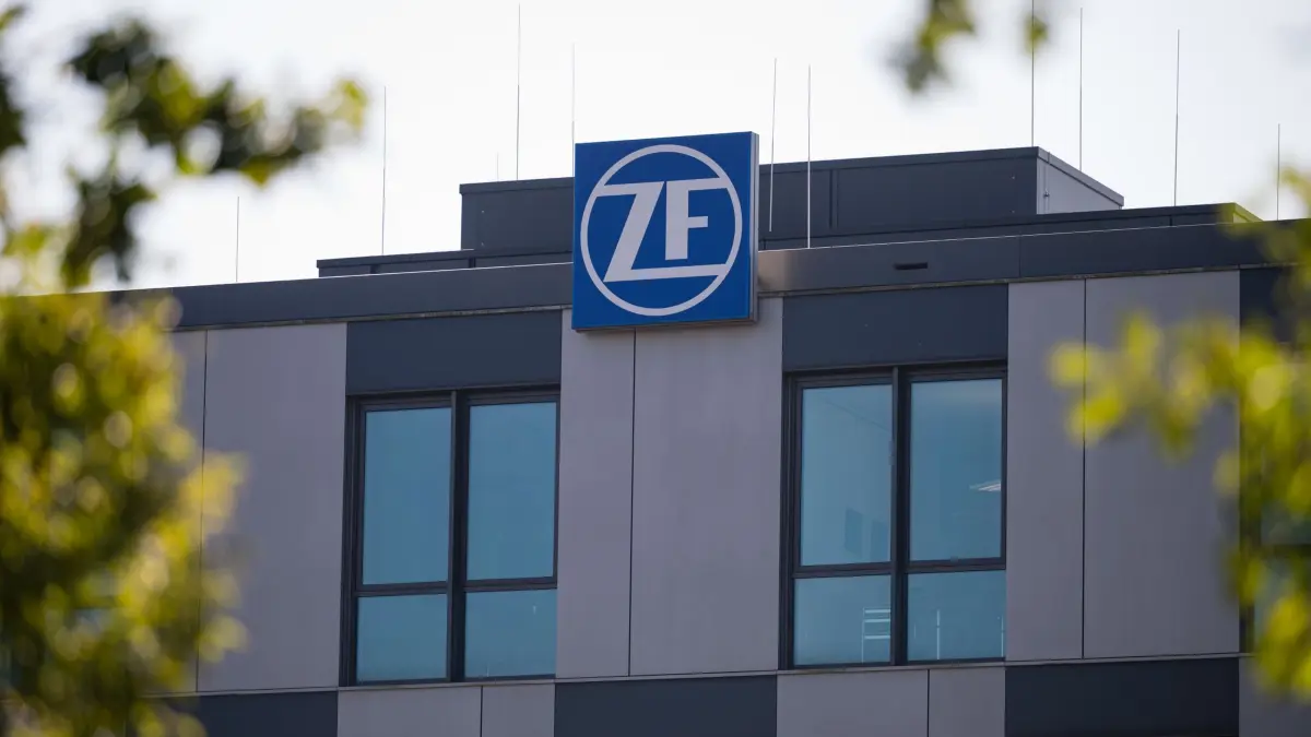 ZF Friedrichshafen AG - Werk Saarbrücken: ARCHIV - 20.09.2024, Saarland, Saarbrücken: Das ZF Logo am Verwaltungsgebäude des Saarbrücker Werks der ZF Friedrichshafen AG. Es sind keine rosigen Zeiten für die Autobranche. (zu dpa: «ZF denkt über Schließung von Werken in Deutschland nach») Foto: Oliver Dietze/dpa +++ dpa-Bildfunk +++