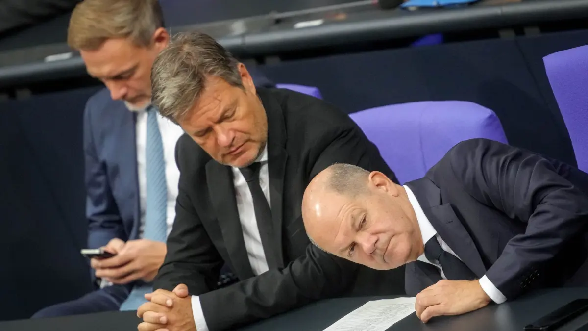 Bundestag: 10.10.2024, Berlin: Christian Lindner (l-r, FDP), Bundesminister der Finanzen, Robert Habeck (Bündnis 90/Die Grünen), Bundesminister für Wirtschaft und Klimaschutz, und Bundeskanzler Olaf Scholz (SPD) nehmen an der Sitzung des Bundestags teil. Themen der Sitzung sind eine Debatte zum Jahrestag des Hamas-Überfalls auf Israel sowie der ersten Lesung einer Grundgesetz-Änderung, die den Schutz des Bundesverfassungsgerichts verbessern soll. Foto: Kay Nietfeld/dpa +++ dpa-Bildfunk +++
