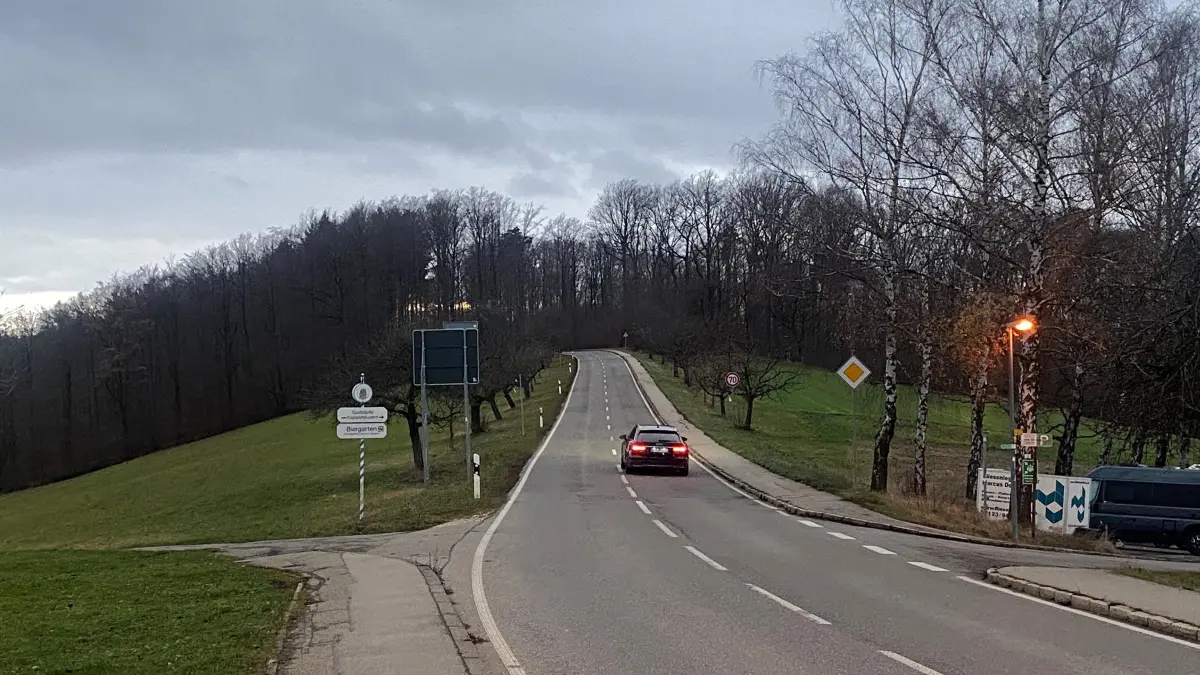 Funkmast Kappis: Auf der Anhöhe rechts der Straße soll der neue Funkmast auf Kappishäuserner Markung errichtet werden.