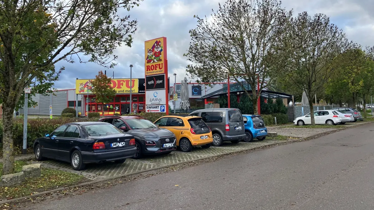 Im Michelfelder Gewerbegebiet Kerz parken Autos an der Einfahrt zum Rofu-Parkplatz