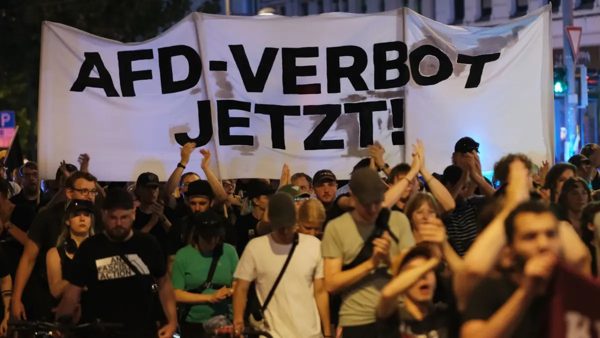 Debatte über AfD-Verbot: ACHTUNG: SPERRFRIST 10. OKTOBER 18:00 UHR. BITTE SPERRFRIST 18.00 UHR BEACHTEN. - ARCHIV - 02.09.2024, Sachsen, Leipzig: Teilnehmer einer linken Demonstration gehen mit Transparent mit der Aufschrift «AfD- Verbot jetzt!» eine Straße entlang. Mehrere hundert Menschen protestieren gegen das Abschneiden der AfD bei den Landtagswahlen in Sachsen. (zu dpa: «AfD-Verbotsantrag in Bevölkerung umstritten») Foto: Sebastian Willnow/dpa +++ dpa-Bildfunk +++