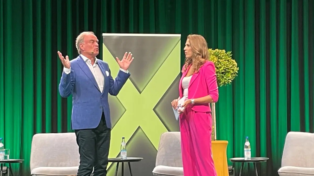 Einer der Highlight-Gäste des Abends: Pro-Sieben-Gründer Georg Kofler, hier im Gespräch mit TV-Moderatorin Fanny Fee Werther.