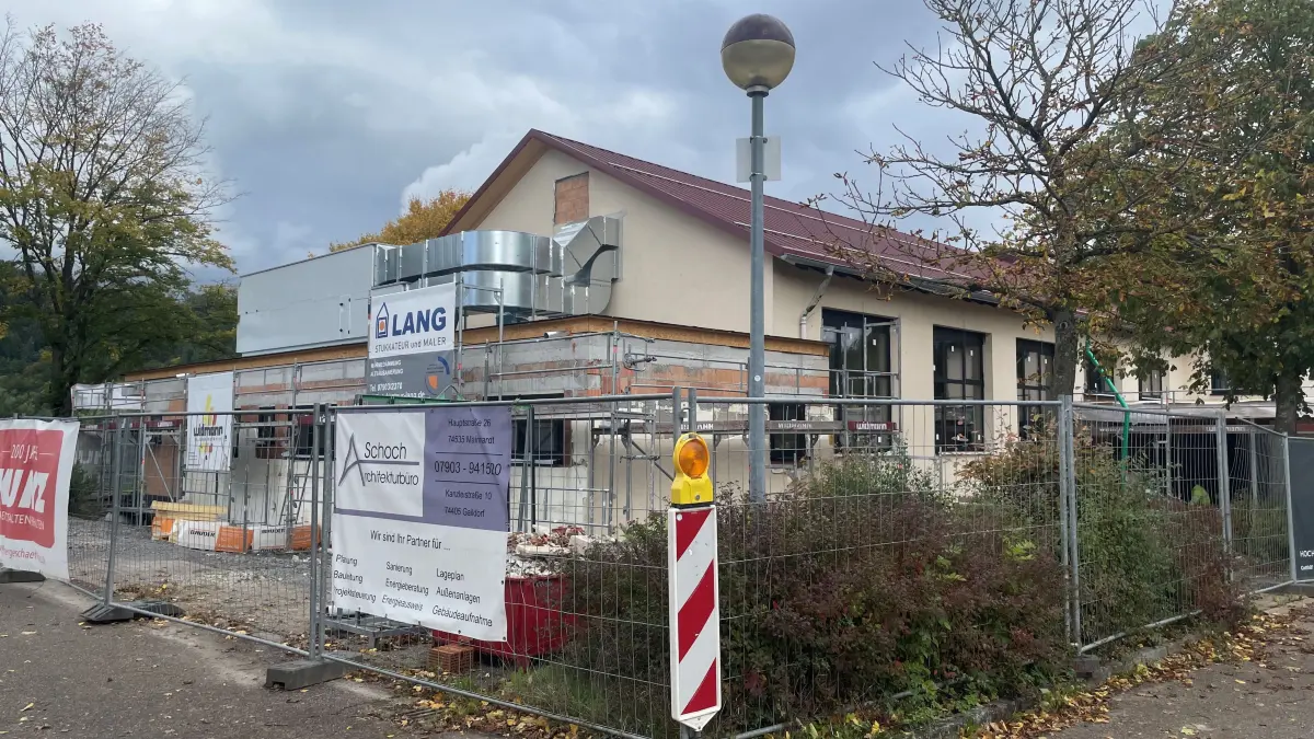 Beunruhigender Anblick: Die Technischen Aufbauten auf der Ottendorfer Halle werden als optischer Schwachpunkt wahrgenommen. Noch zu pflanzende Bäume könnten sie etwas verbergen.