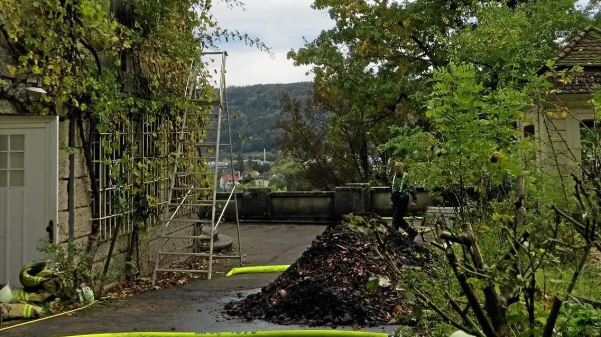 Die Hackschnitzel wurden aus dem Bunker nach draußen geräumt.