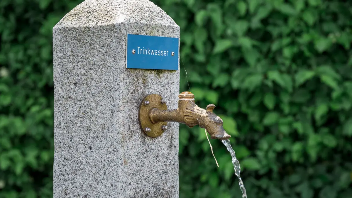CSU für Wassercent: ARCHIV - 17.06.2024, Bayern, Nordhalben: Ein Brunnen mit Trinkwasser. (zu dpa: «Bund Naturschutz will alle Wassernutzer zur Kasse bitten») Foto: Daniel Vogl/dpa +++ dpa-Bildfunk +++