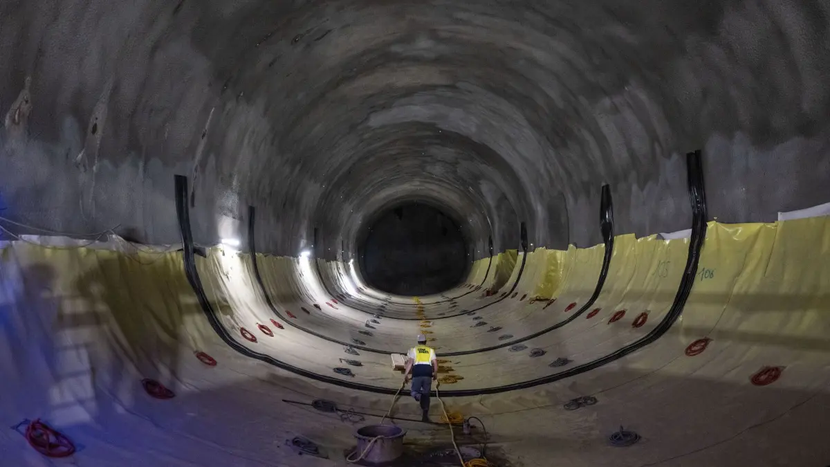 Stuttgart 21 - Baustelle Flughafenbahnhof: ARCHIV - 01.06.2022, Baden-Württemberg, Stuttgart: Bauarbeiten sind im geplanten Bahnhof am Stuttgarter Flughafen zu sehen. Die Bauarbeiten im Rahmen des Bahnprojekts Stuttgart 21 schreiten voran. (zu dpa: «Bahn und Politik feiern Richtfest am Flughafenbahnhof») Foto: Marijan Murat/dpa +++ dpa-Bildfunk +++