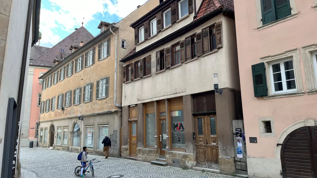 Gebäude Marktplatz 10 in Rottenburg (Mitte). Es muss für den Umbau des Jeckel-Areals (links und dahinter) abgerissen werden.
