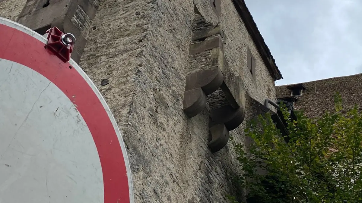 Erker fällt am Pechnasenturm des historischen Neubaus in Schwäbisch Hall auf Gehweg.
