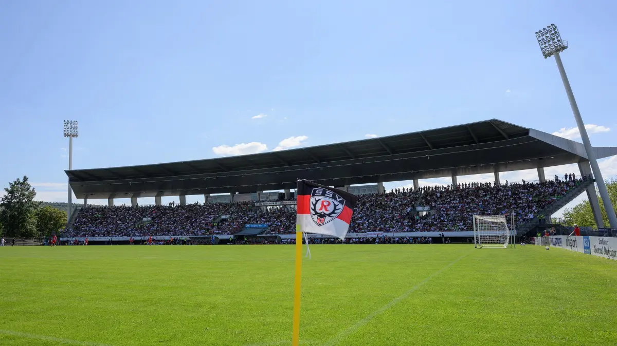 Freundschaftsspiel 70 Jahre Kreuzeiche - SSV Reutlingen - VfB Stuttgart, 15.07.2023 - gut besuchte Haupttribüne
Foto: Axel Grundler