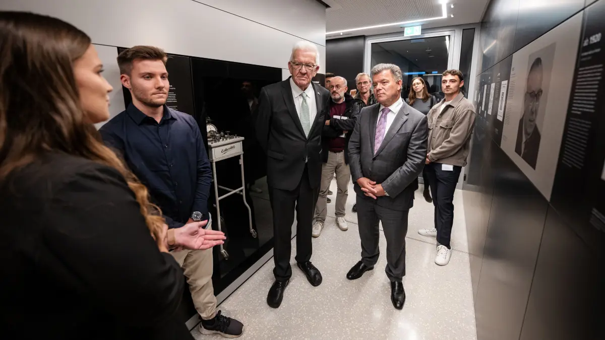 Ministerpräsident Winfried Kretschmann bei der Firma Erbe in Tübingen, Studierende erzählen ihm die Firmengeschichte, 11.10.24. Foto: Carolin Albers