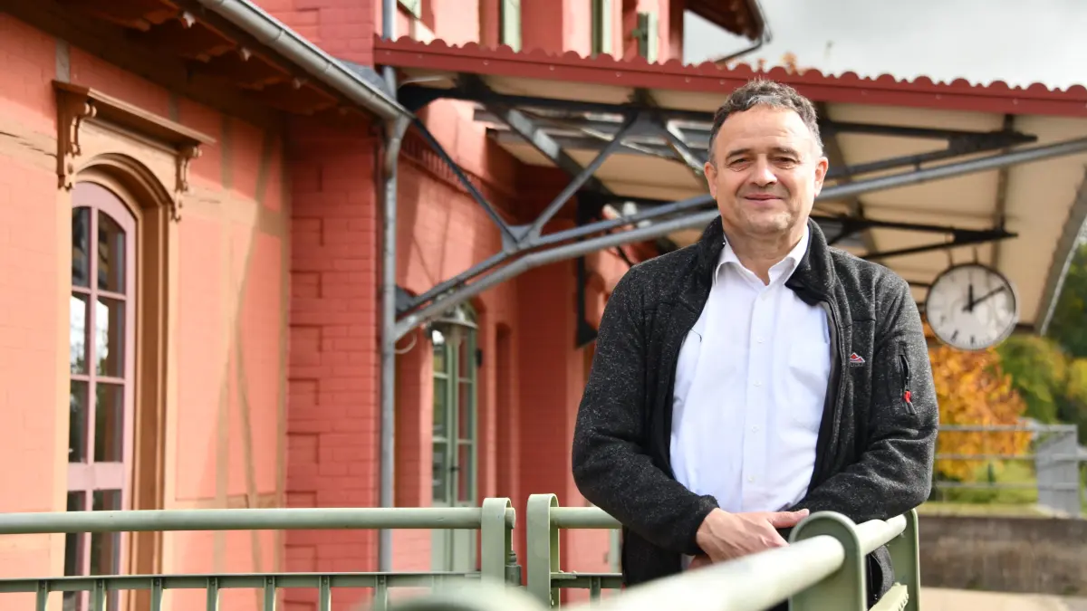 Bernhard Ritzler am Bahnhof von Untermarchtal. Dass hier irgendwann wieder Züge halten, ist nach wie vor sein Ziel.