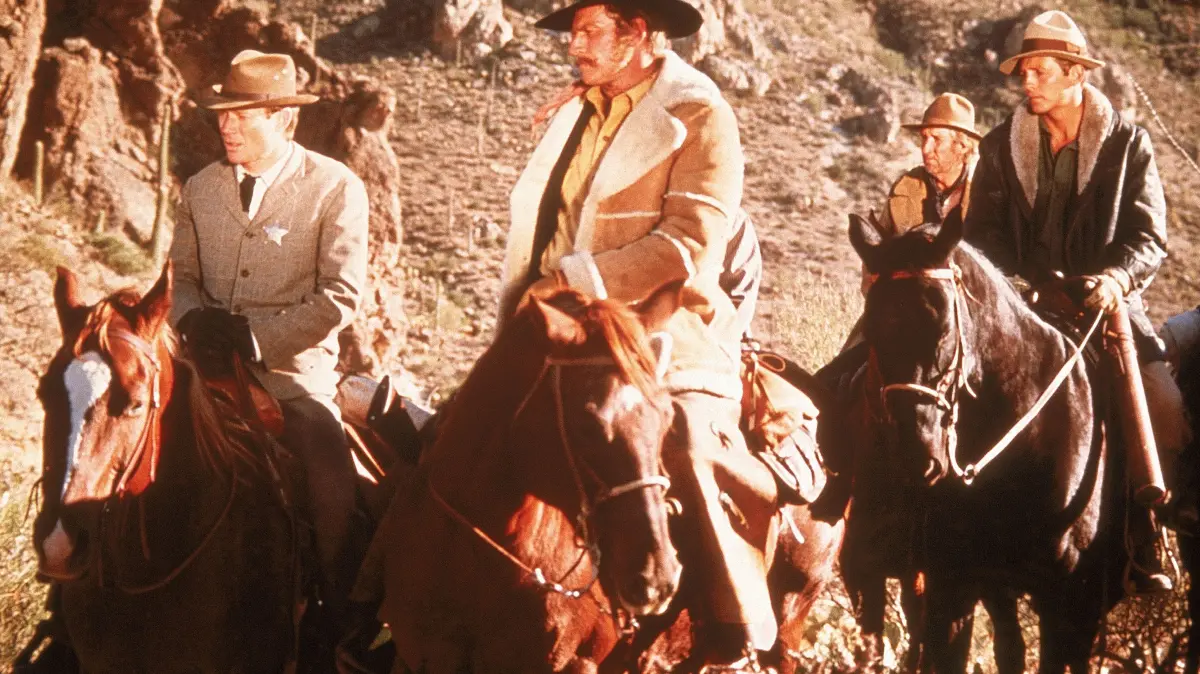 Burgade (Charlton Heston, Mitte) unterstützt den amtierenden Gesetzeshüter Noel Nye (Michael Parks, links), nachdem Provo seine Tochter Susan entführt hat und macht sich auf die gemeinsame Jagd nach der Verbrecherbande.