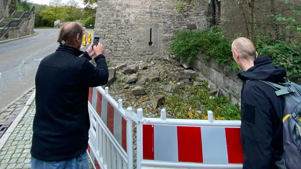 Erker fällt am Pechnasenturm des historischen Neubaus in Schwäbisch Hall auf Gehweg.