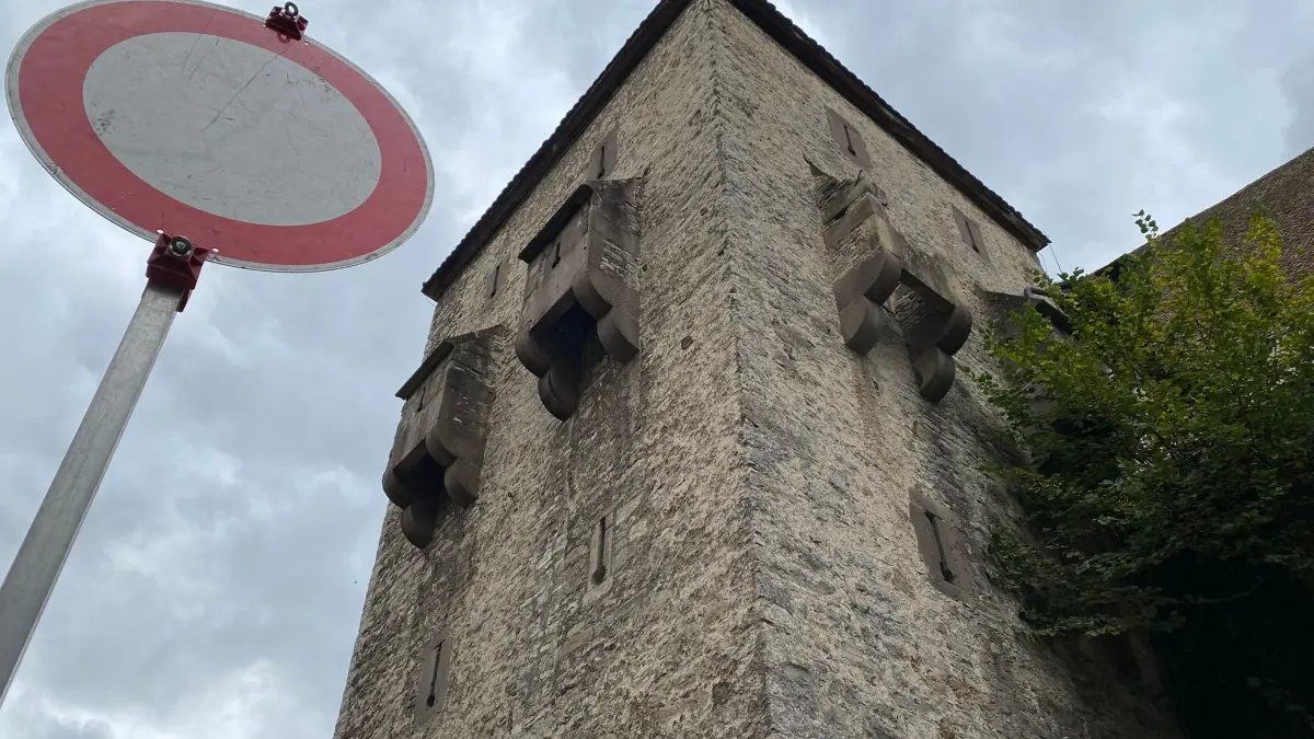 Erker fällt am Pechnasenturm des historischen Neubaus in Schwäbisch Hall auf Gehweg.