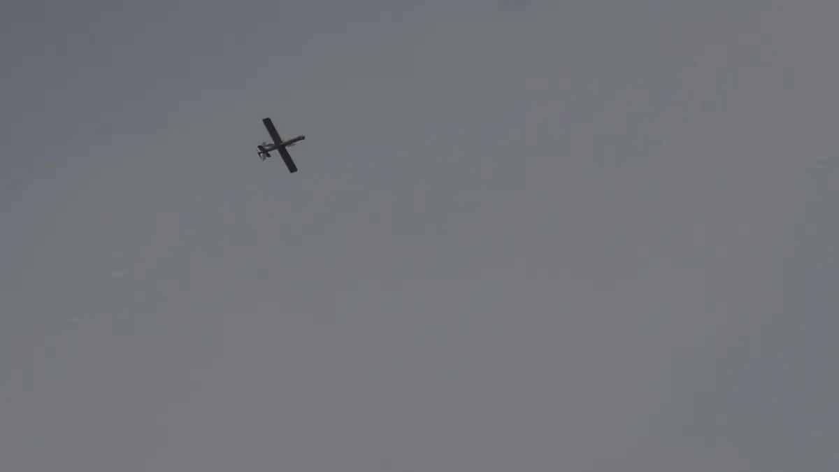 Drohnenangriff in Syrien: ARCHIV - 31.10.2020, Syrien, Nahleh: Eine Drohne fliegt am bewölkten Himmel entlang. (zu dpa: «Gebäudeschäden nach Drohnenangriff bei Tel Aviv») Foto: Anas Alkharboutli/dpa +++ dpa-Bildfunk +++